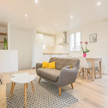 Lumineux Proche Cathédrale Reims