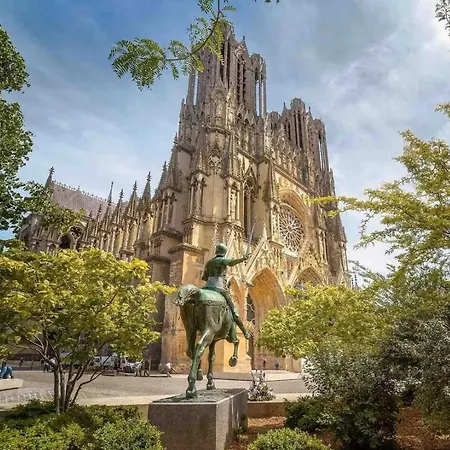 Lumineux Proche Cathédrale *